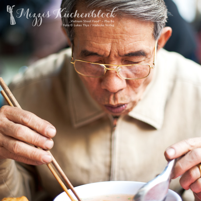 Vietnam Street Food – Mann im Streetfood-Restaurant in Hanoi