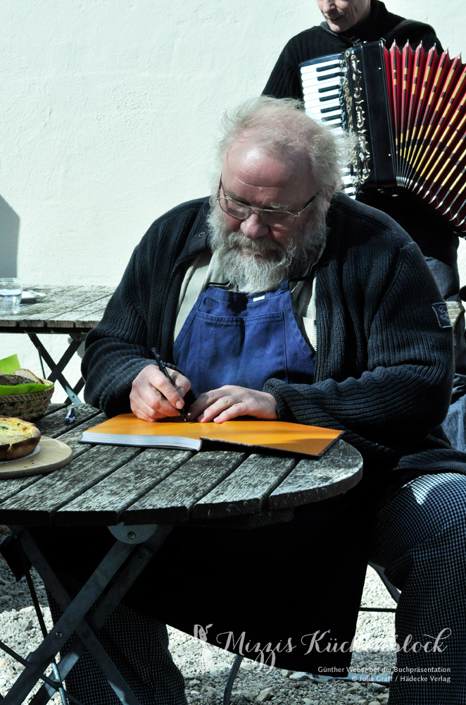 Günther Weber beim Signieren seines Brotbackbuches